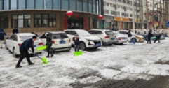 【市城市燃熱集團富泰熱力】新華西分公司：清雪除冰 黨員先行